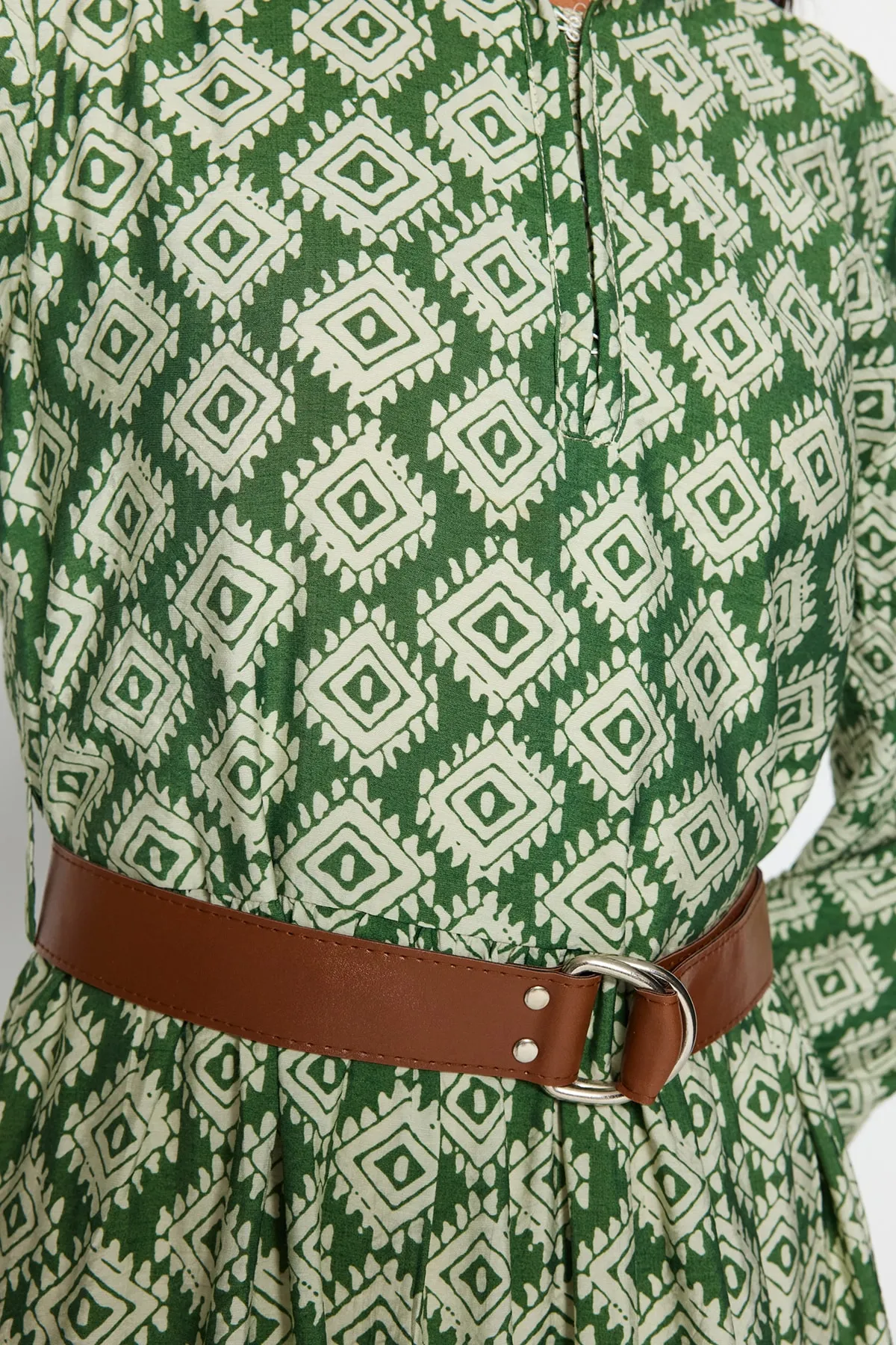 Trendyol Modest  Grünes, gewebtes Kleid mit Gürtelrock, Volant, Blumenmuster und Futter TCTSS23EB00111