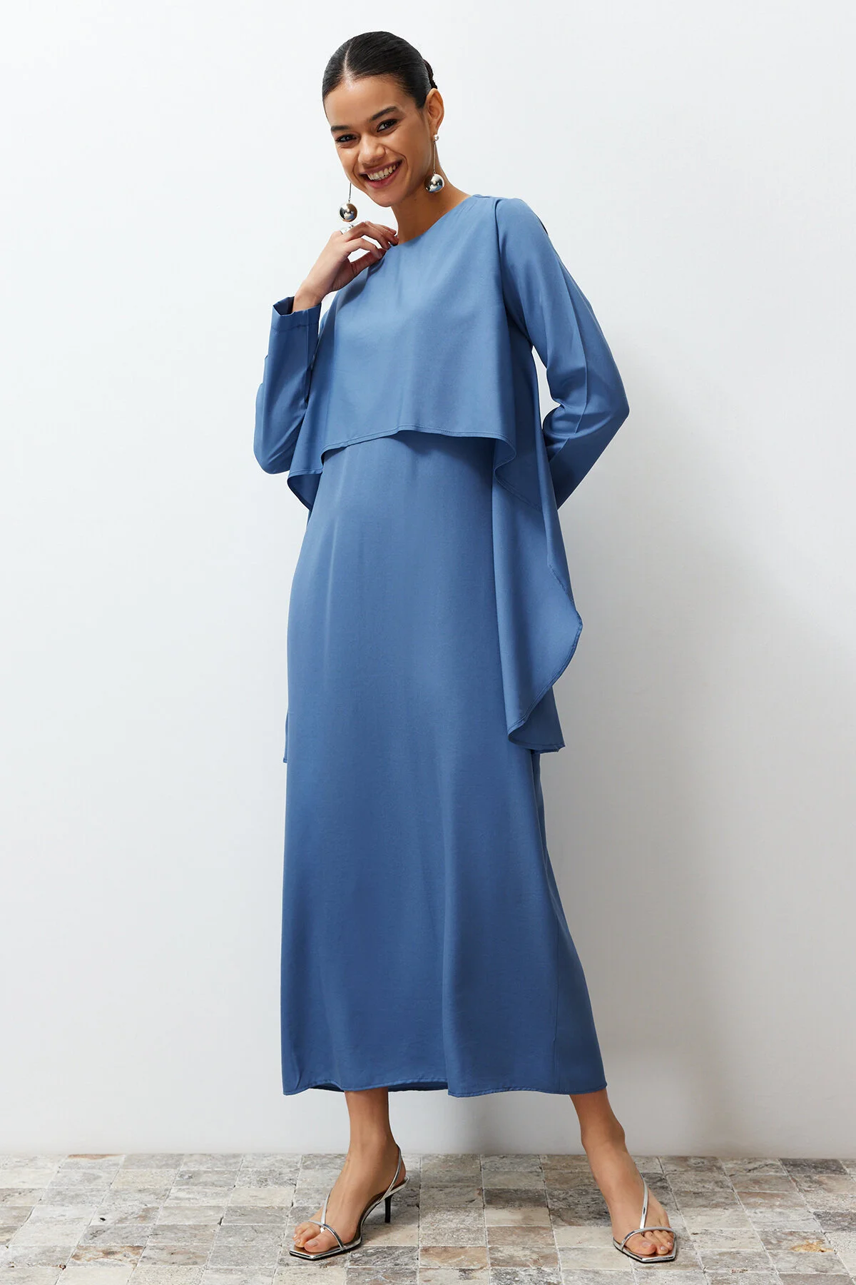 Trendyol Modest  Blaues, gerades, detailliertes Aller-Webkleid TCTSS24EB00146