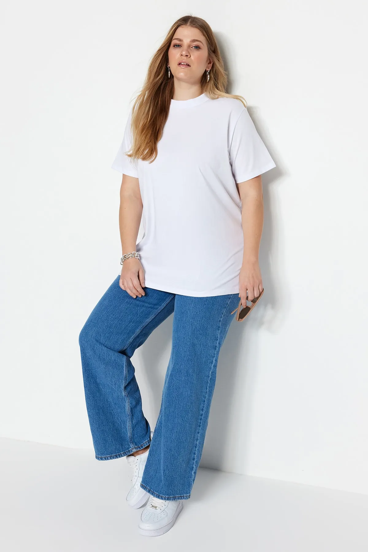 Trendyol Curve  Weißes, marineblaues Boyfriend-Strick-T-Shirt mit geripptem Kragen TBBSS23BF00019