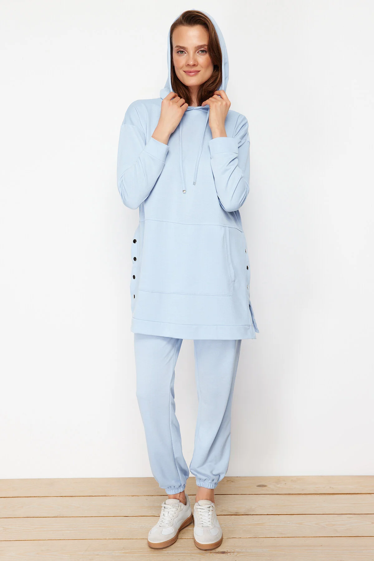 Trendyol Modest  Blaues Jogger-Trainingsanzug-Set mit Kängurutasche und Druckknöpfen und detaillierter Kapuze und Kapuze TCTSS21EM0072