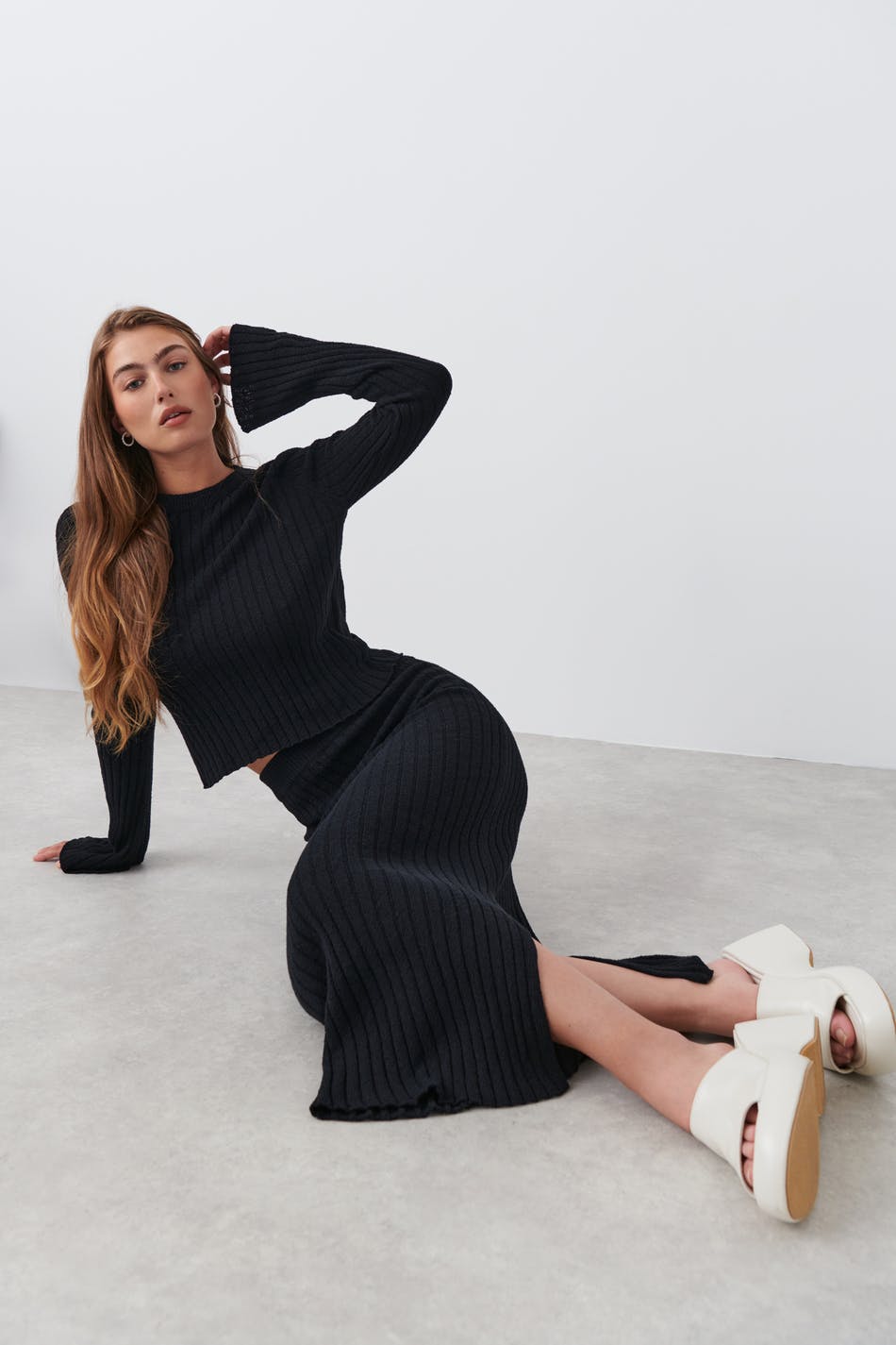 Knitted slit skirt