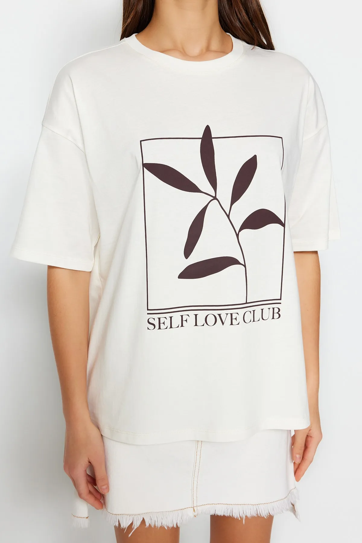 Trendyol Collection  Ecru, 100 % Baumwolle, bedrucktes, entspanntes/weites, entspannt geschnittenes Strick-T-Shirt mit Rundhalsausschnitt TWOSS23TS00267