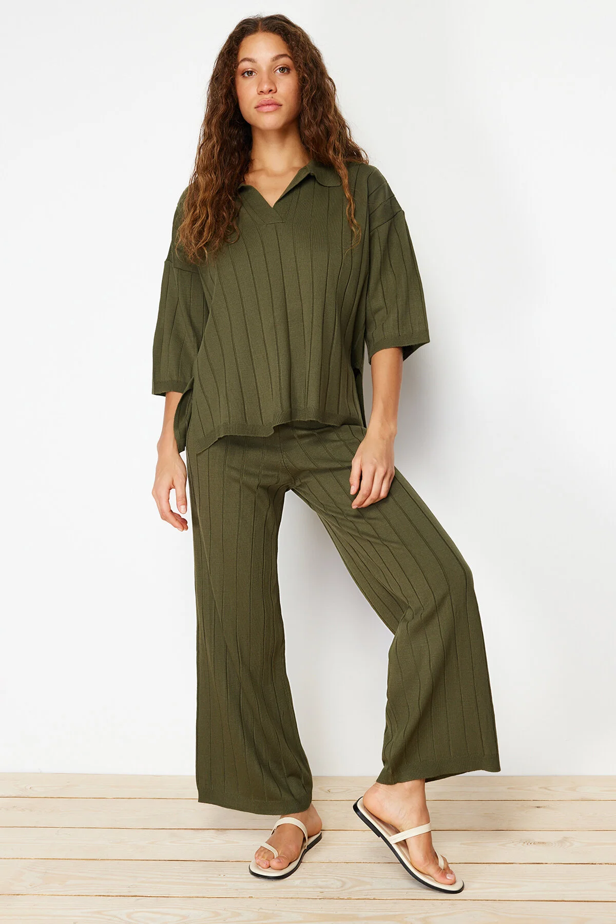 Trendyol Collection  Grünes Basic-Set aus schnurgebundenem Strickoberteil und -unterteil TWOSS23AU00029