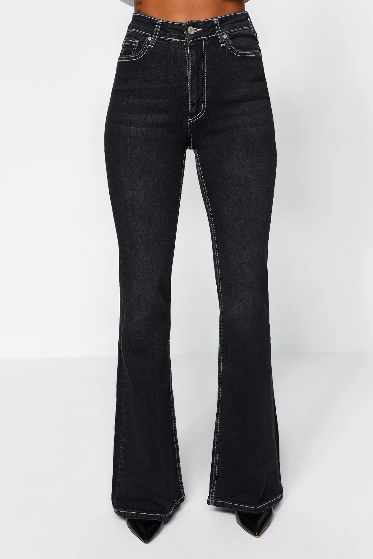 Trendyol Collection  Schwarze Schlagjeans mit hoher Taille TWOSS22JE0460