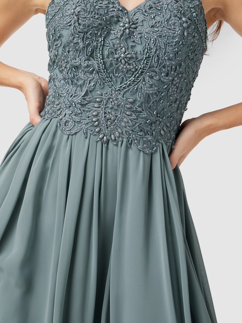 Abendkleid mit floralen Stickereien und Zierperlen in schilf
