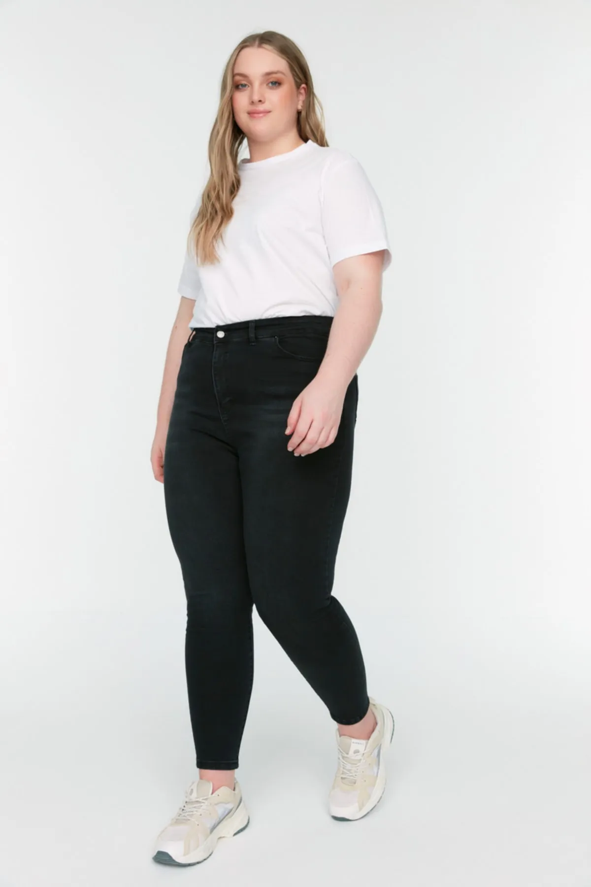 Trendyol Curve  Schwarze Röhrenjeans TBBSS22JE0070