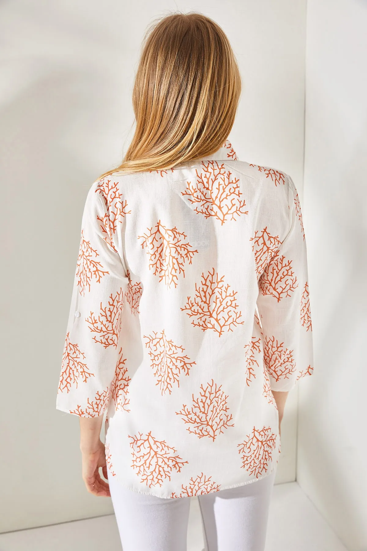 Olalook  Damen-Leinenhemd mit gefalteten Ärmeln und orangefarbenem Strauchmuster GML-19000825
