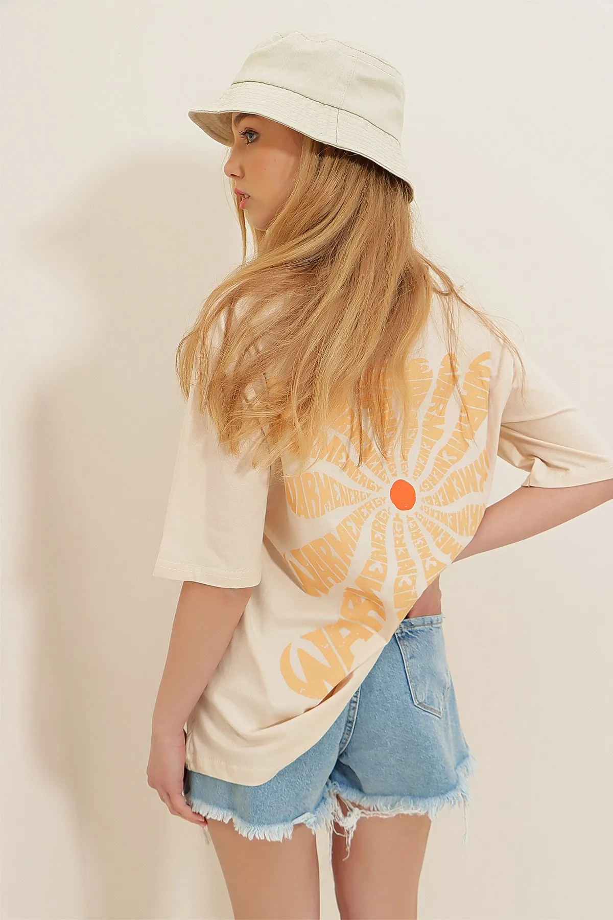 Trend Alaçatı Stili  Beigefarbenes Oversize-T-Shirt aus 100 % Baumwolle mit Rundhalsausschnitt vorne und hinten und Flockdruck für Damen ALC-X7978