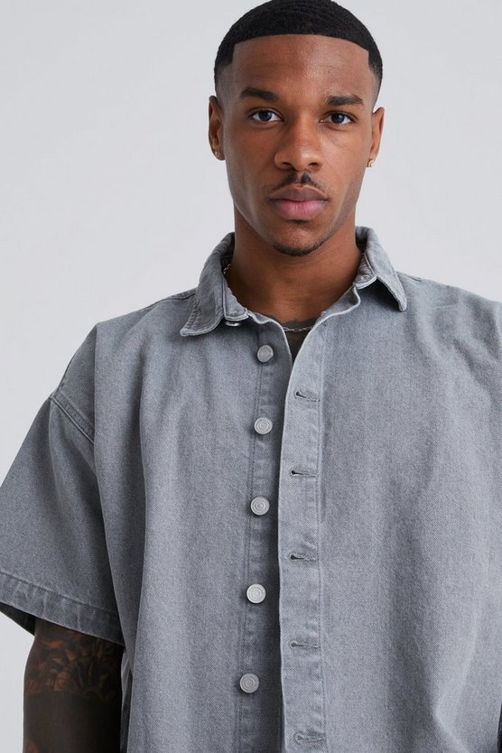 Kurzärmliges kastiges Jeanshemd