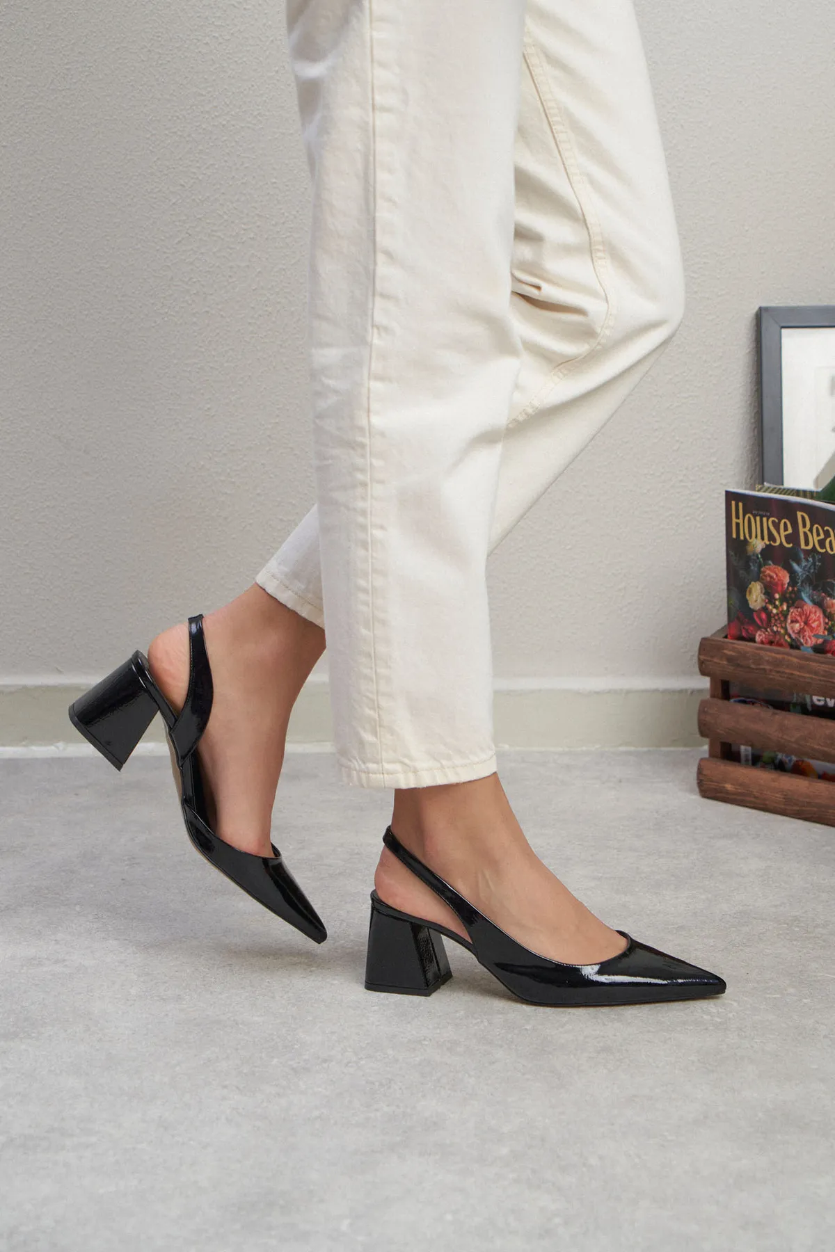 NİŞANTAŞI SHOES  Owen Damen-Schuhe mit Absatz aus schwarzem Lackleder mit Banddetail und spitzer Zehenpartie