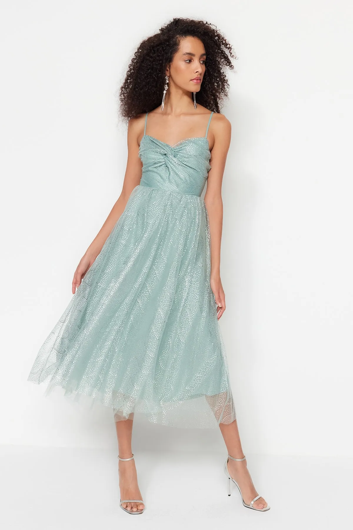 Trendyol Collection  Mintfarbenes Abendkleid mit offener Taille und Skaterfutter aus glänzendem Tüll TPRSS23EL00429