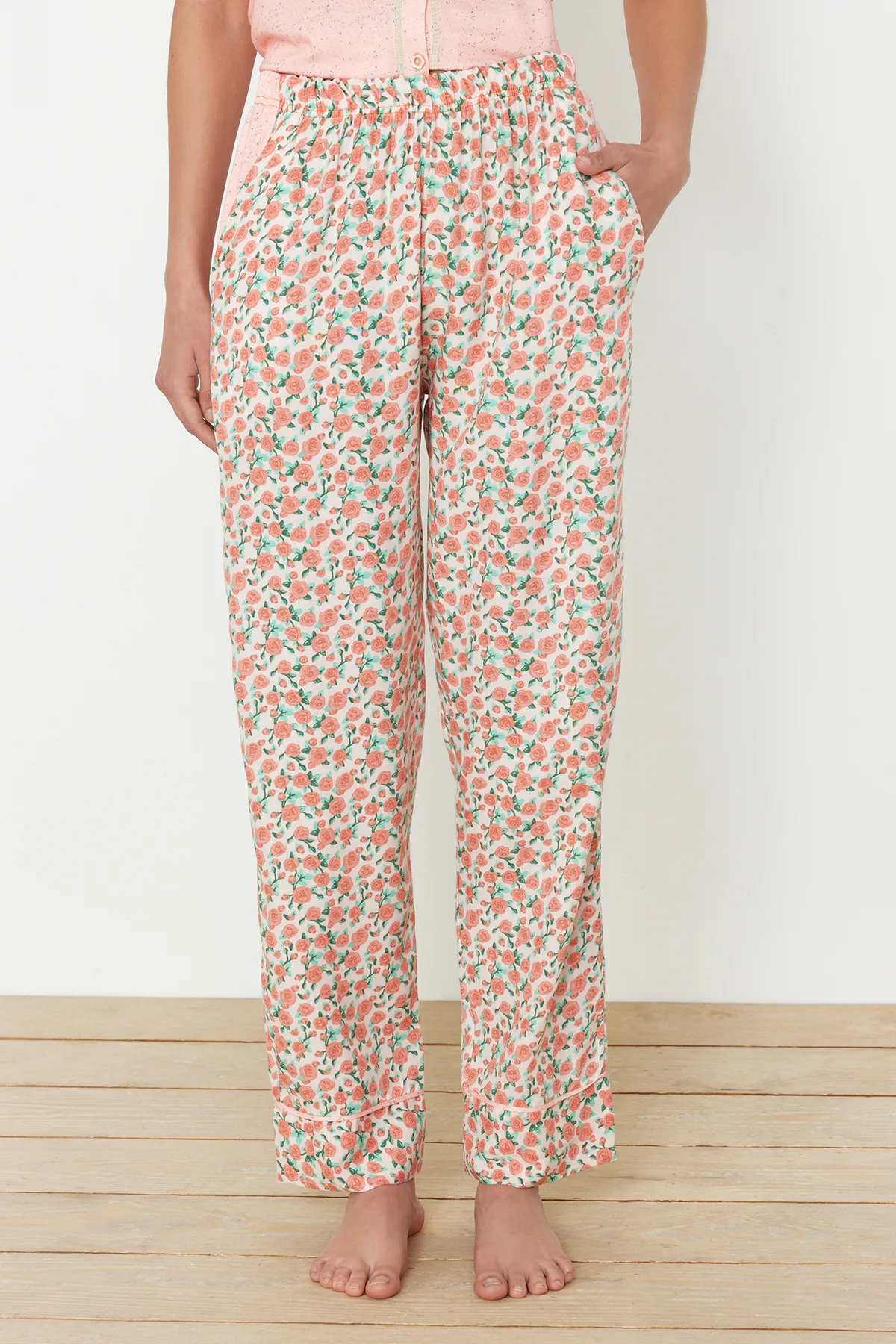 Trendyol Collection  Pyjama-Set aus 100 % Baumwolle mit Blumenmuster in Lachsfarbe – Kordelriemen THMSS24PT00306