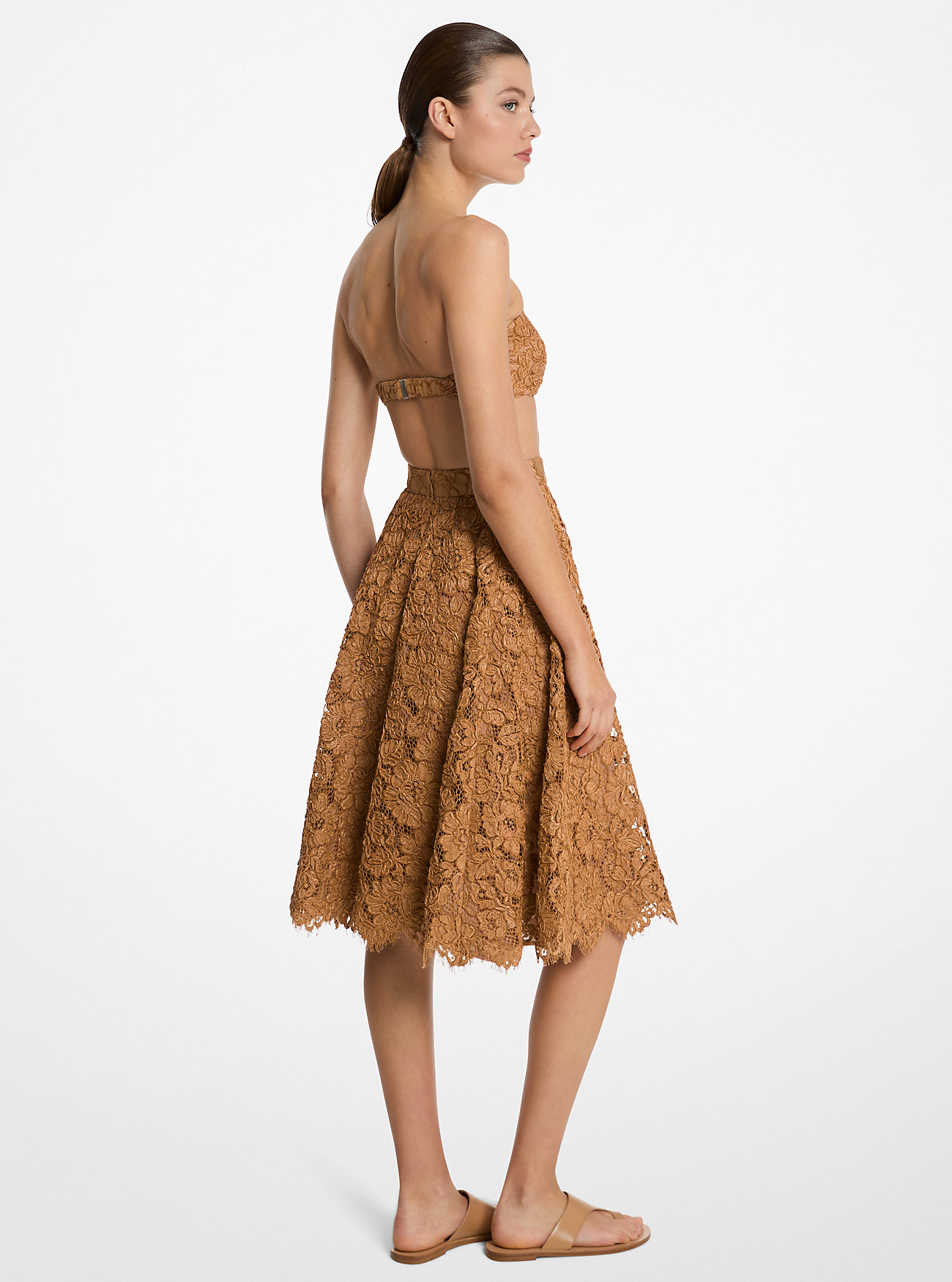 Håndbrodert sirkelskjørt med blomstermønster – PEANUT