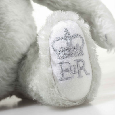 Queen Elizabeth II Dedication to service, 45 cm, hellblau