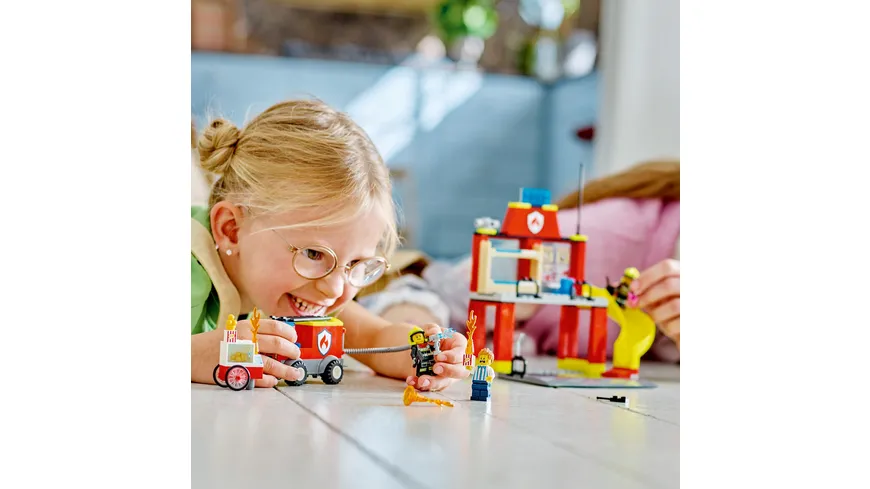 LEGO City 60375 Feuerwehrstation und Löschauto
