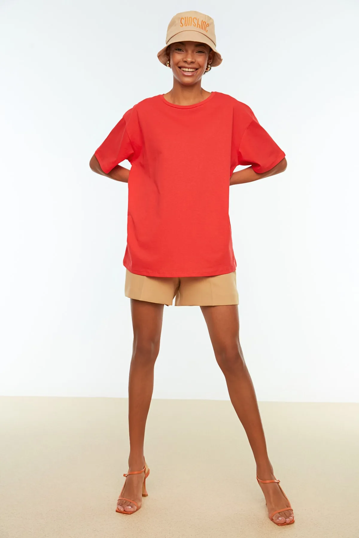 Trendyol Collection  Rotes, übergroßes/weites Strick-T-Shirt mit Rundhalsausschnitt aus 100 % Baumwolle TWOSS20TS0134