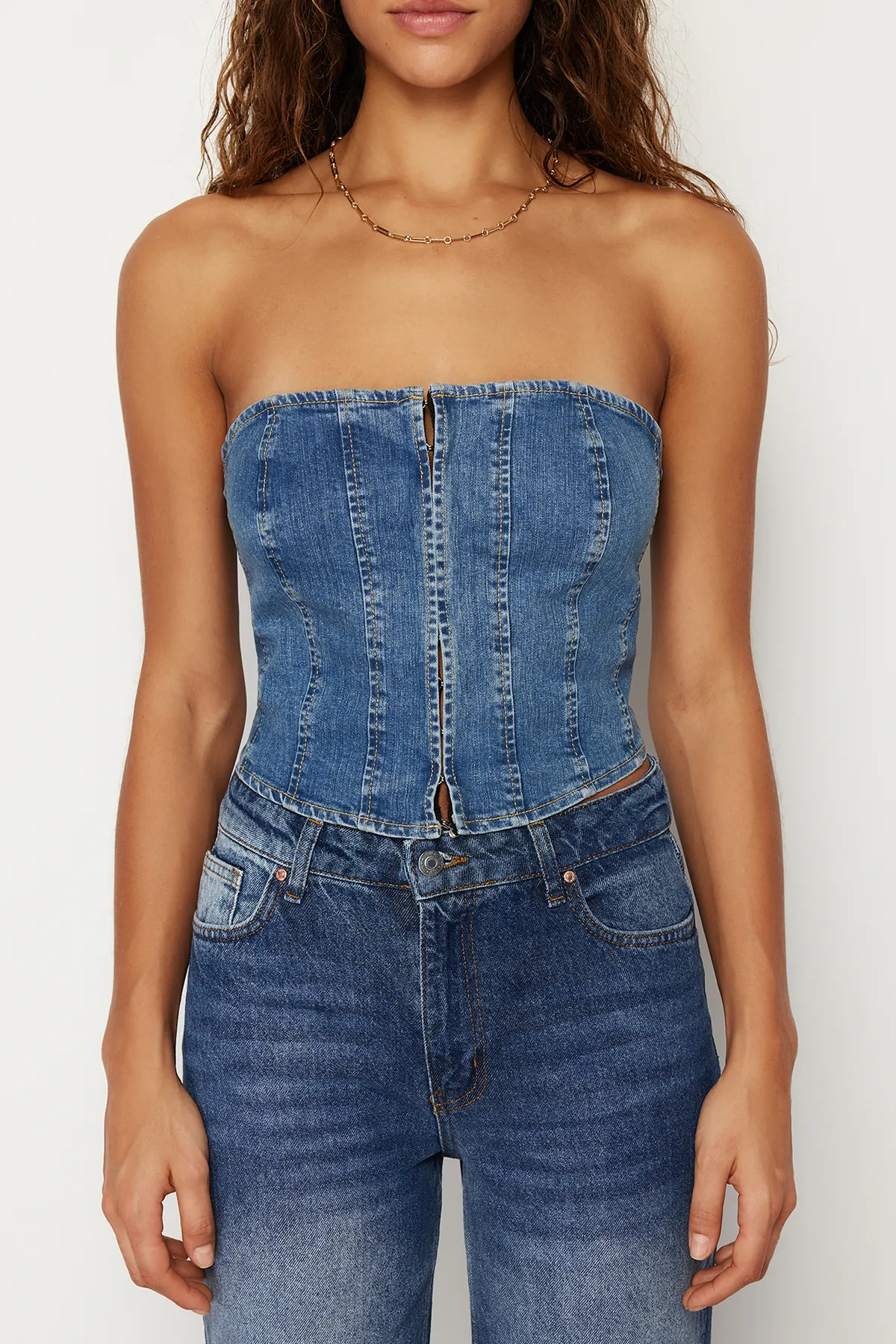 Trendyol Collection  Dunkelblaues, detailliertes, trägerloses Denim-Bustier mit Nähten TWOSS24BS00009