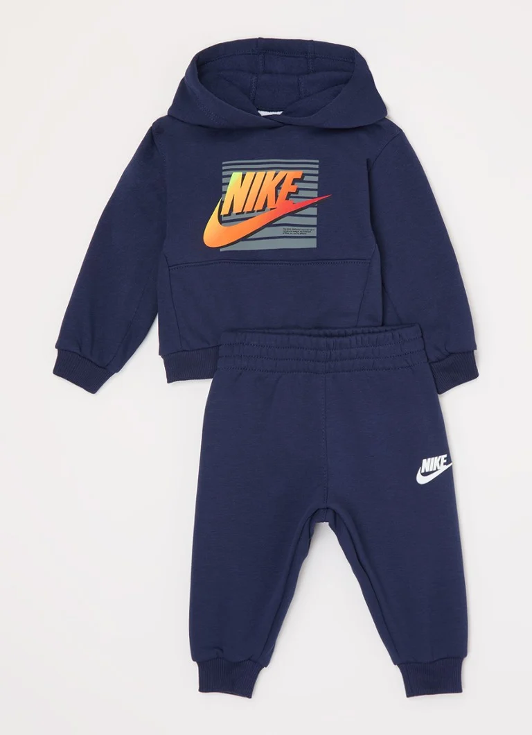 Set Nike Futura format din două piese: hanorac și pantaloni de trening.