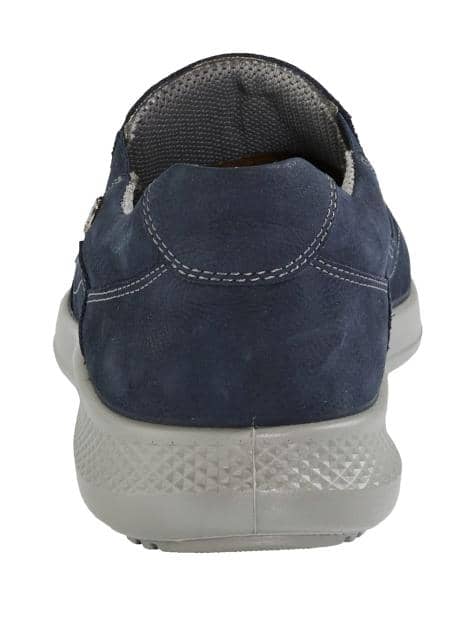 Slipper mit seitlichen Dehnzonen.