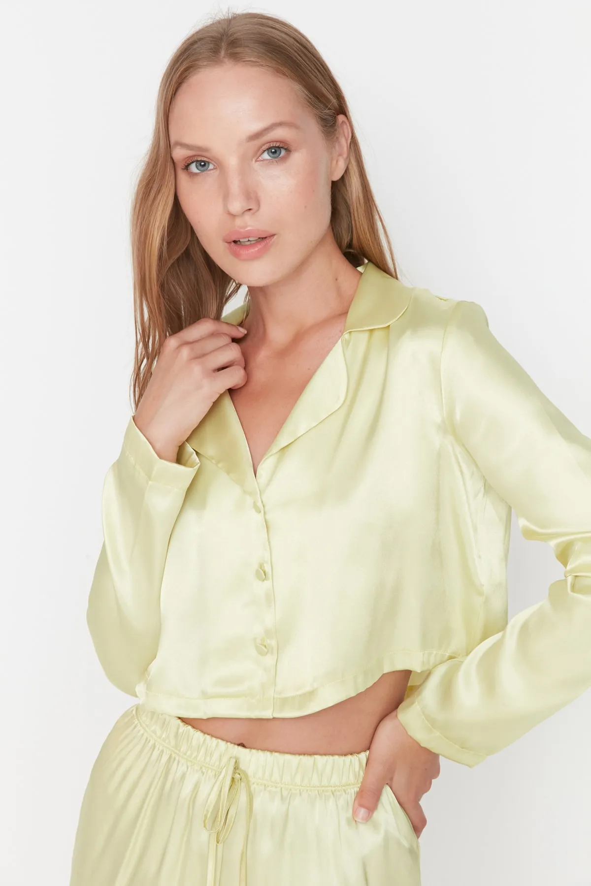 Trendyol Collection  Gelbes Pyjama-Set aus Satin mit bauchfreiem Hemdkragen und Webkragen THMAW23PT00076