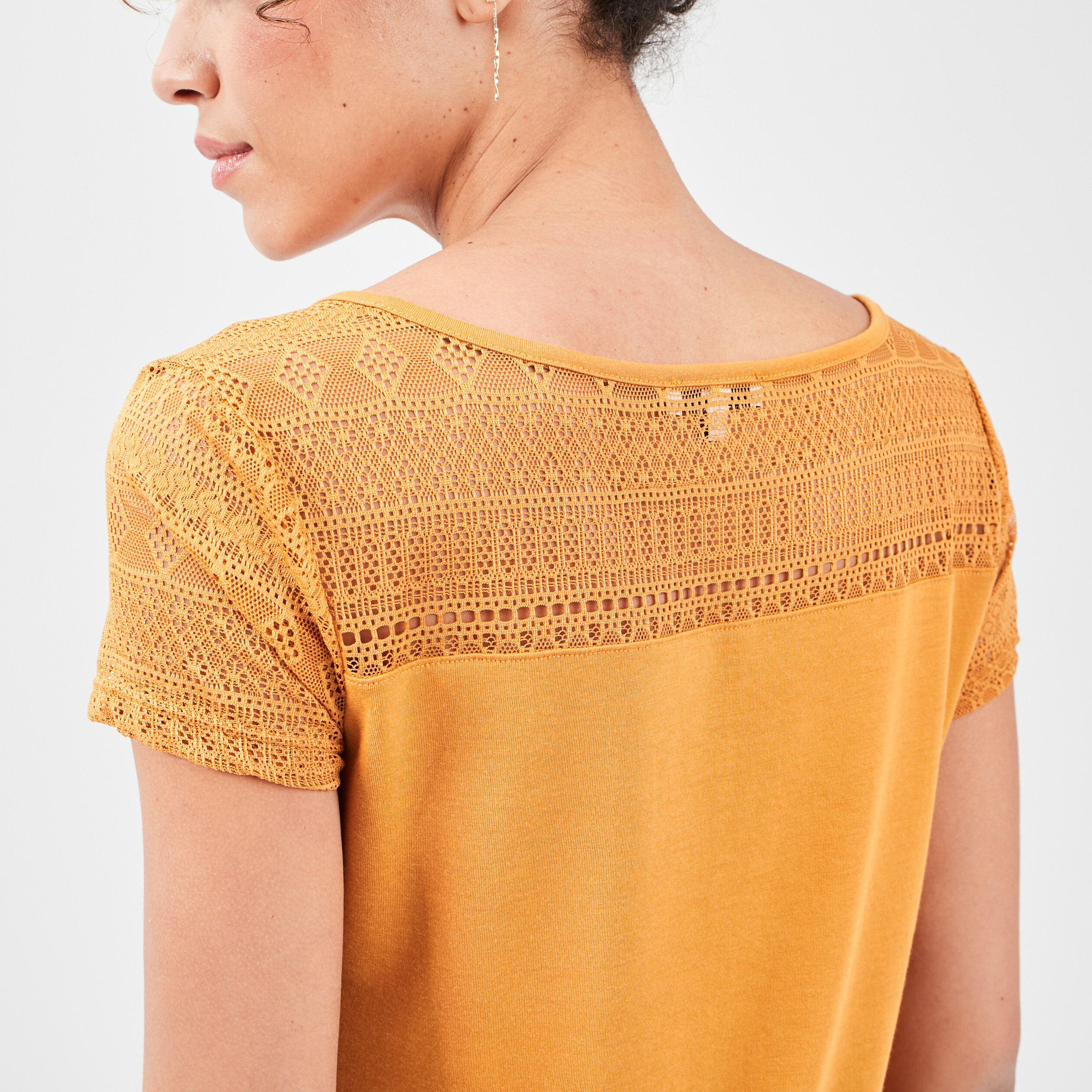 T-shirt manches courtes détail dentelle jaune moutarde femme | La Halle