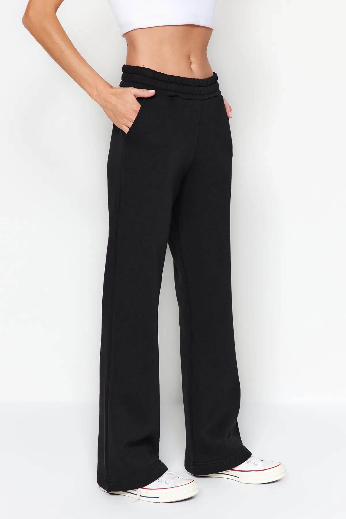 Trendyol Collection  Schwarze Jogginghose mit weitem Bein und bequemer Passform, mit Kordelzug und dicker Fleece-Innenseite TWOAW24EA00026