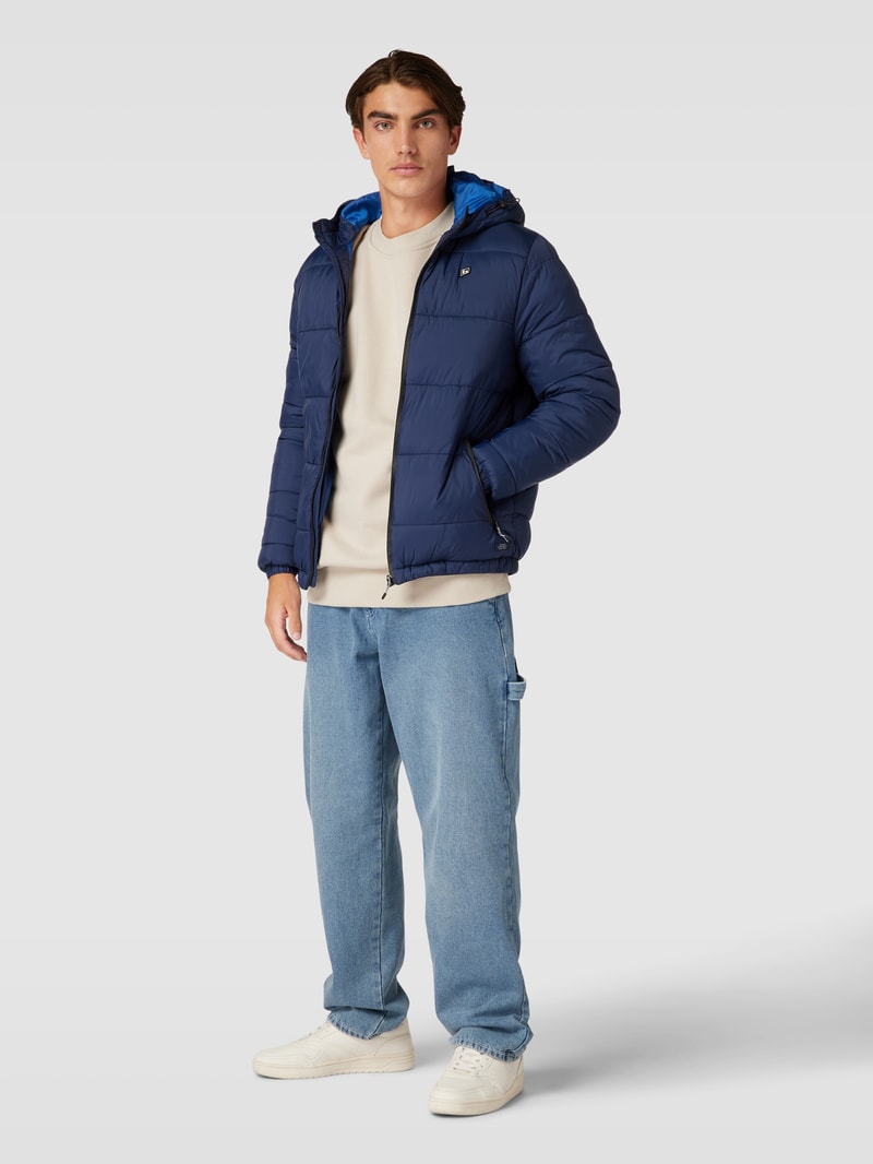 Steppjacke mit Label-Detail in royalblau