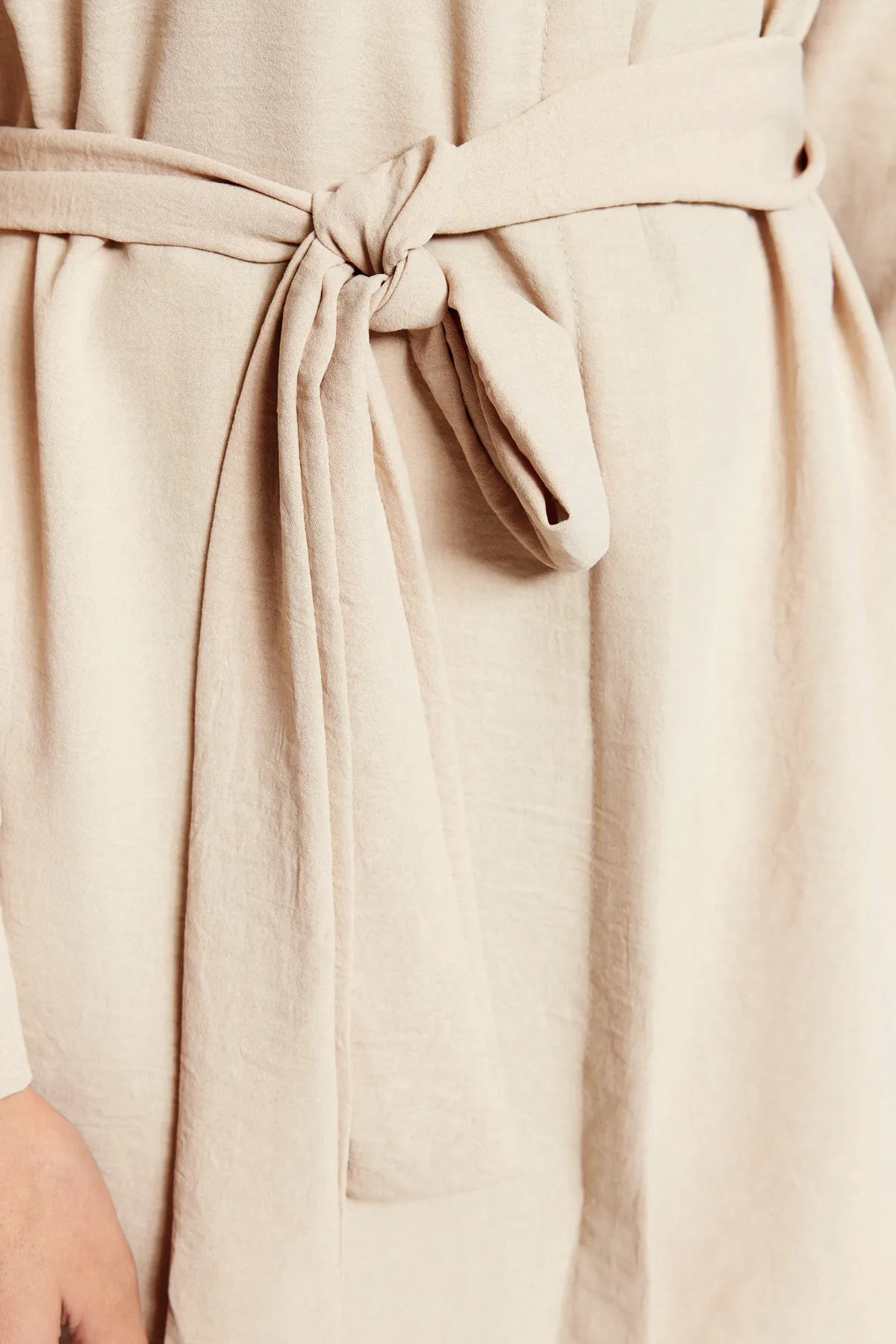 Trendyol Modest  Gewebtes Hemd mit Gürtel und versteckter Knopfleiste in Stein TCTSS21TN0049