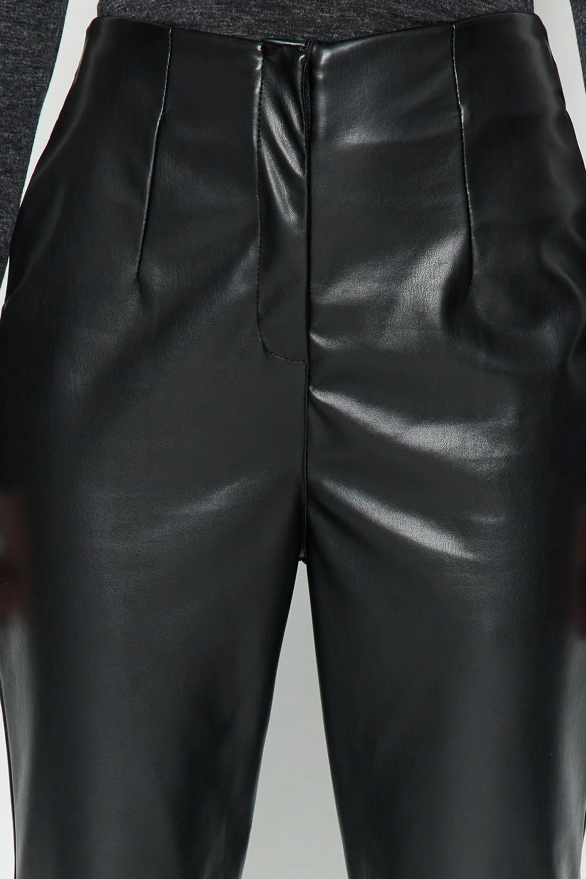 Trendyol Collection  Schwarze Strickhose aus Kunstleder mit hohem Bund und Abnähern TWOAW24PL00108