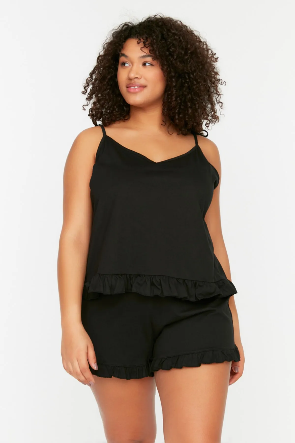 Trendyol Curve  Schwarzes Pyjama-Set aus Strick mit Trägern und Rüschendetail TBBSS22PT0564