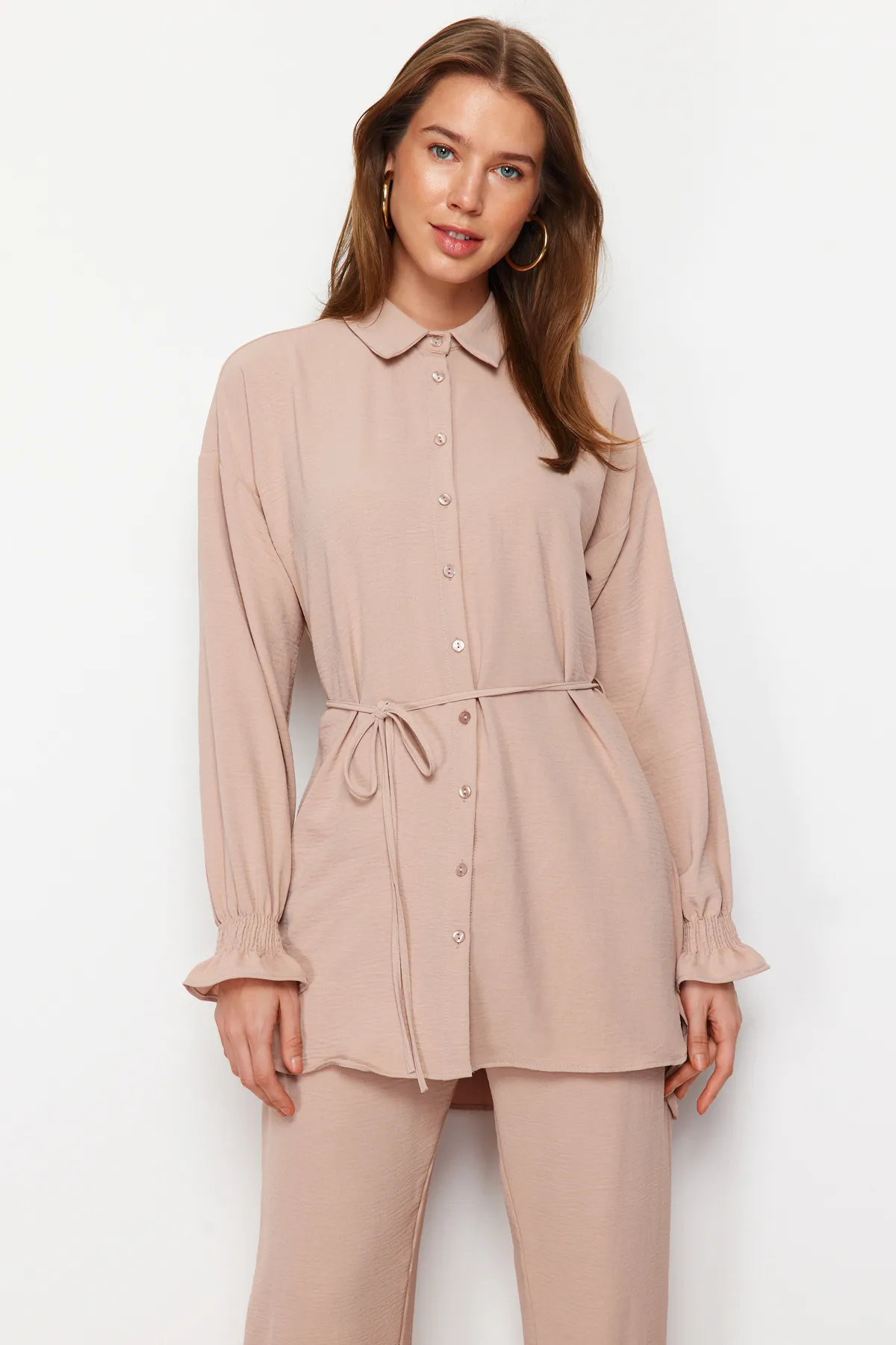 Trendyol Modest  Beiges gewebtes Aerobin-Hemd-Hosen-Set mit Gürtel TCTSS23US00018