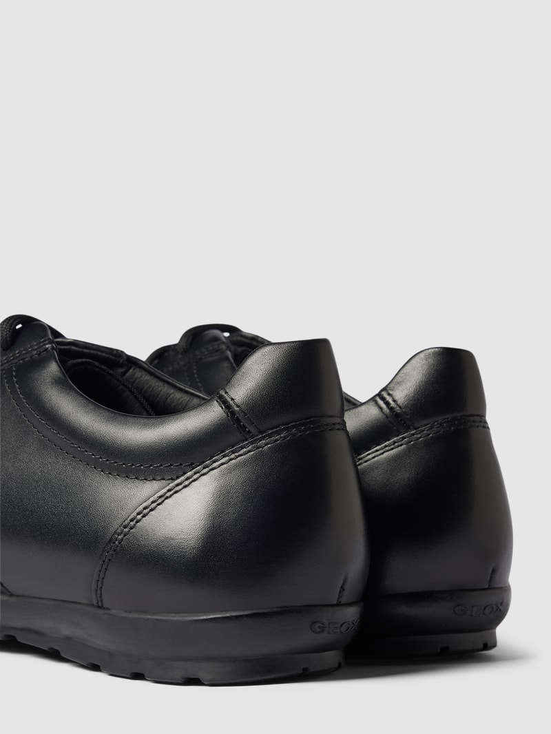 Sneaker mit Label-Detail in schwarz
