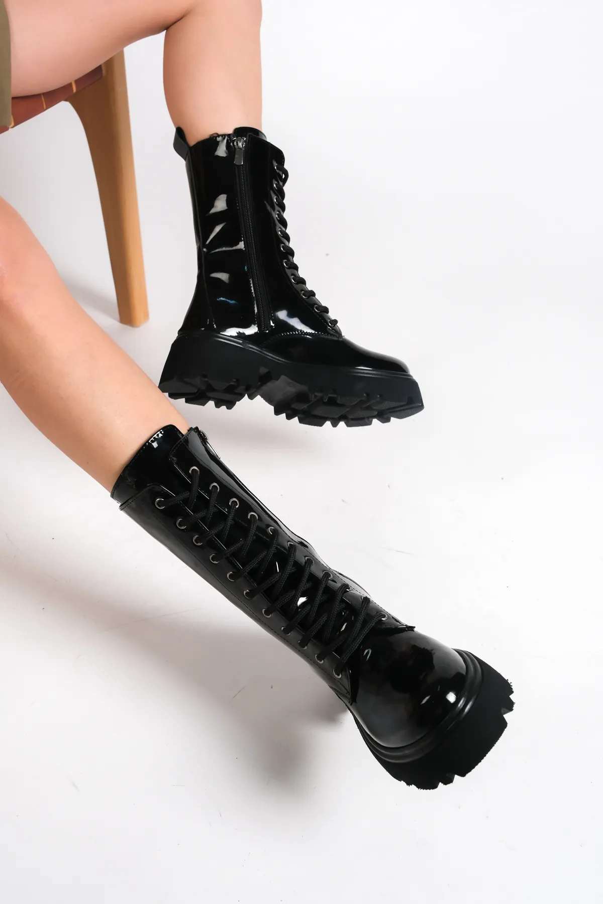 Capone Outfitters  Damenstiefel mit runder Zehenpartie und seitlichem Reißverschluss zum Schnüren mit Trak-Sohle