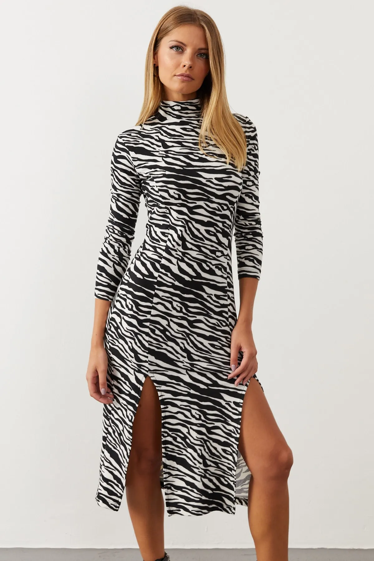 Cool & Sexy  Schwarz-weißes Damenkleid mit doppeltem Schlitz und Zebramuster EY1066