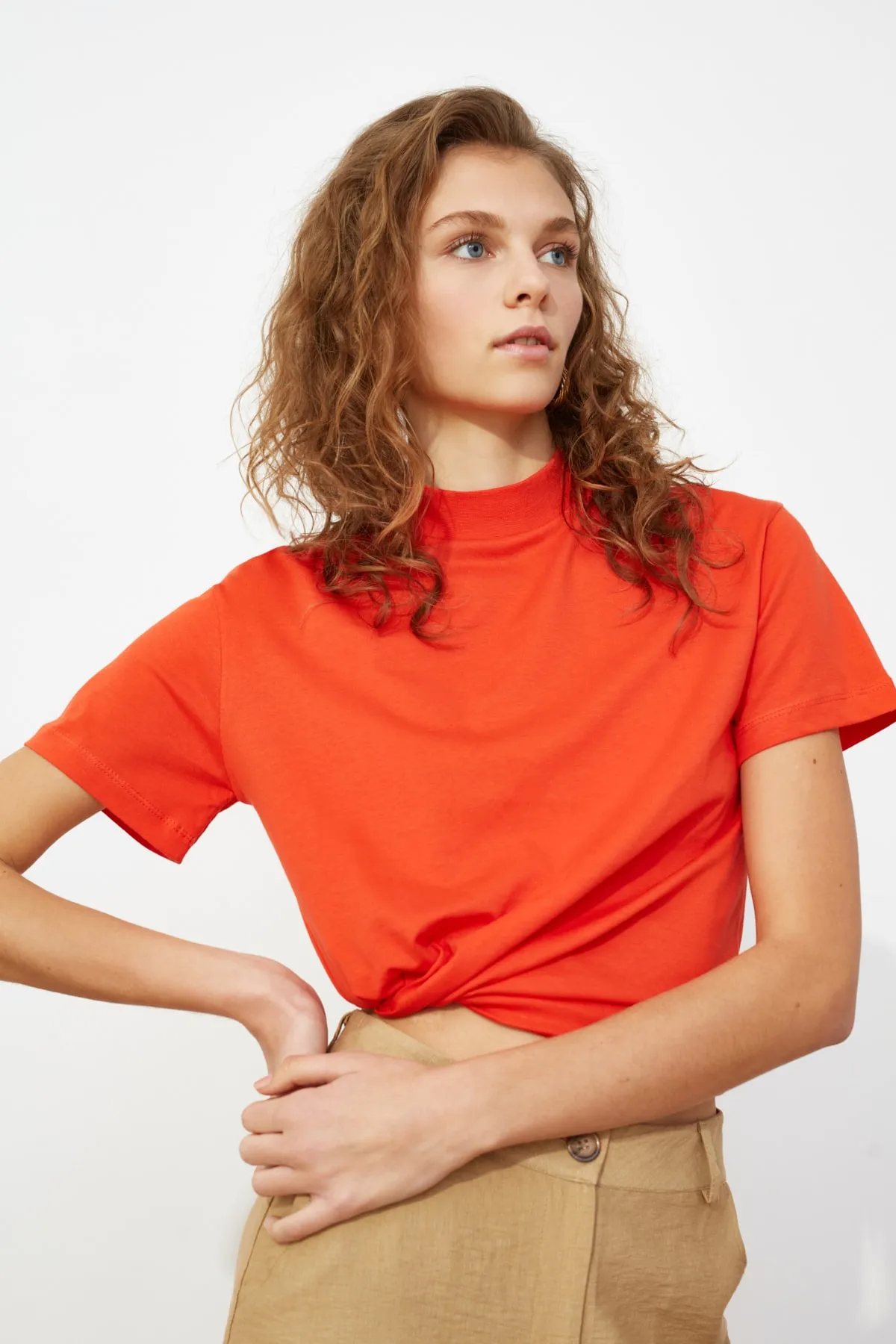 Trendyol Collection  Rotes Basic-Strick-T-Shirt aus 100 % Baumwolle mit Stehkragen TWOAW20TS0096