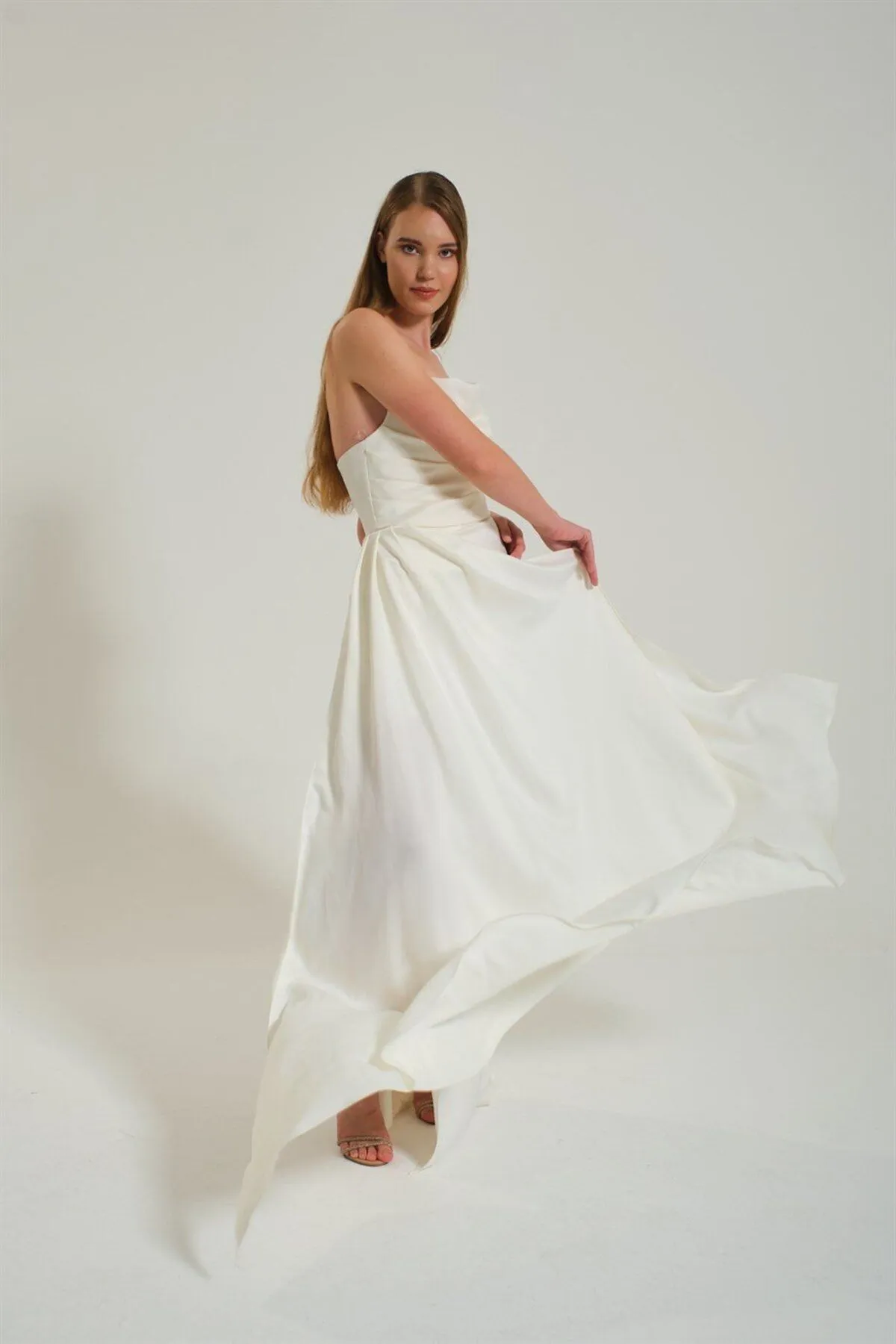 Carmen  Ecrufarbenes, geschlitztes Satin-Abendkleid für Outdoor-Shootings