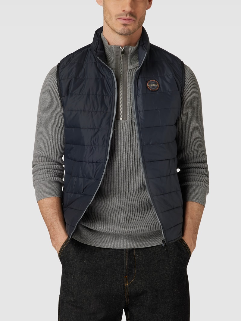 Steppweste mit Label-Patch Modell 'ACALMAR' in schwarz