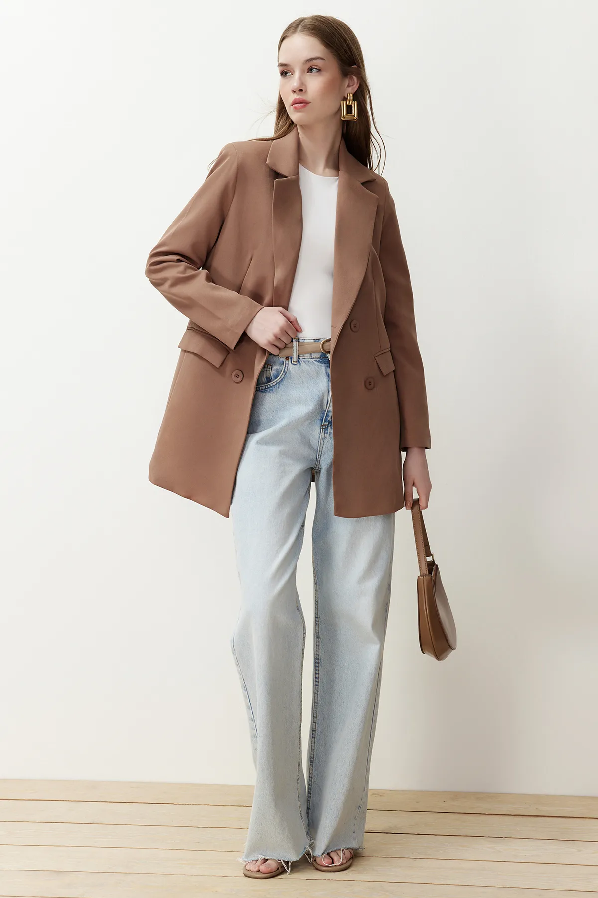 Trendyol Modest  Hellbraune, gewebte Blazerjacke mit Doppelknopfdetail, gefütterten Taschen TCTSS22CE0250