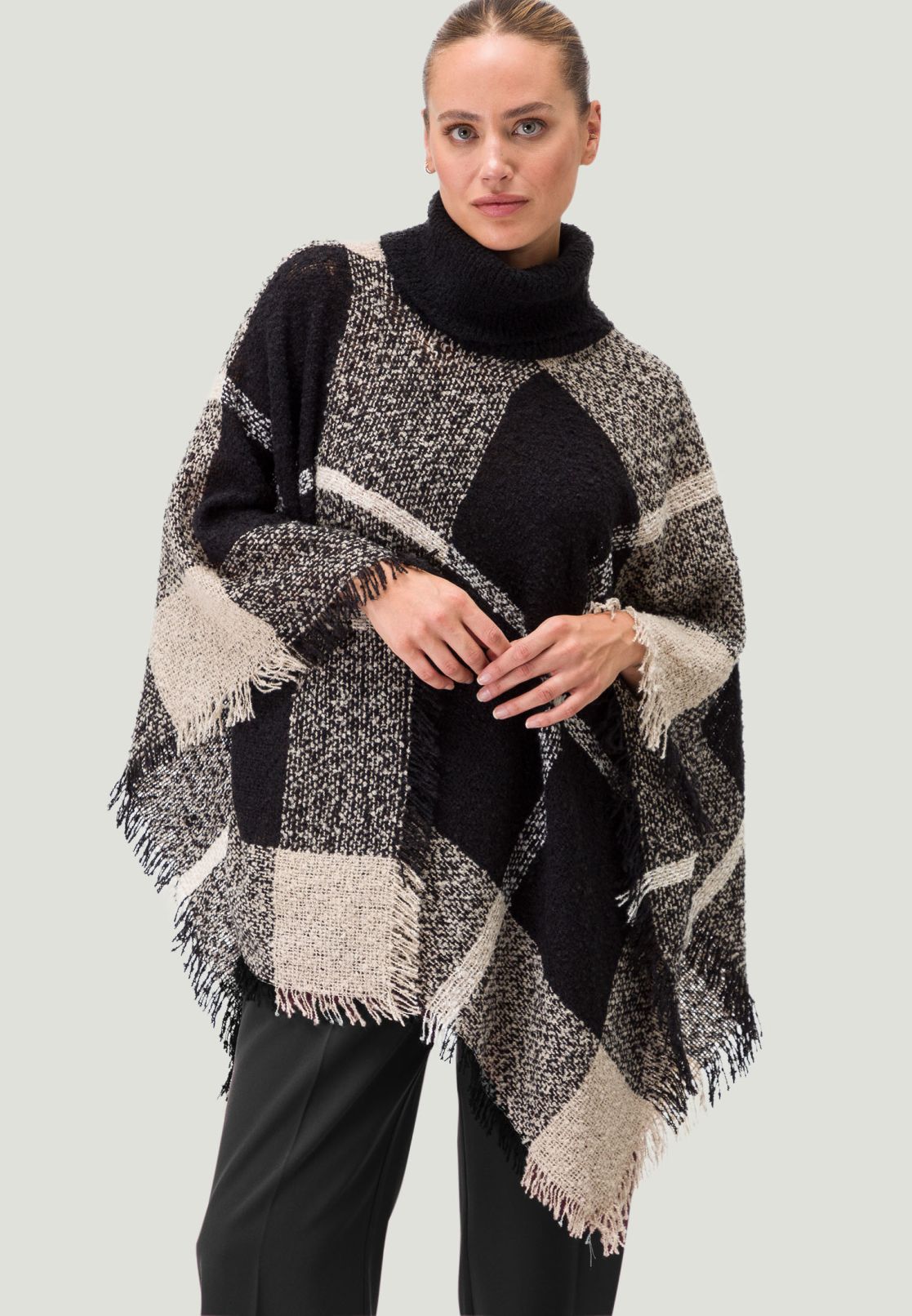 Poncho mit Rollkragen