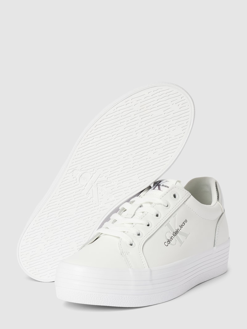 Plateau-Sneaker mit Label-Details in weiss