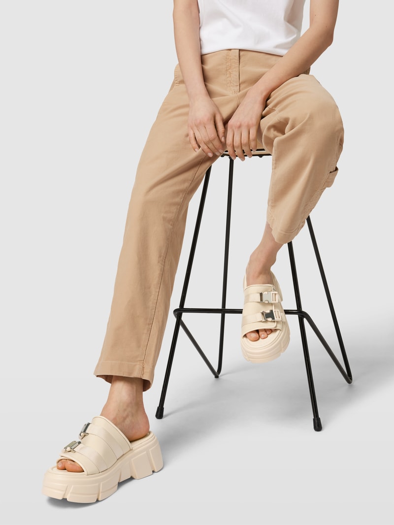 Pantoletten mit Label-Detail Modell 'ACTIVATOR' in offwhite