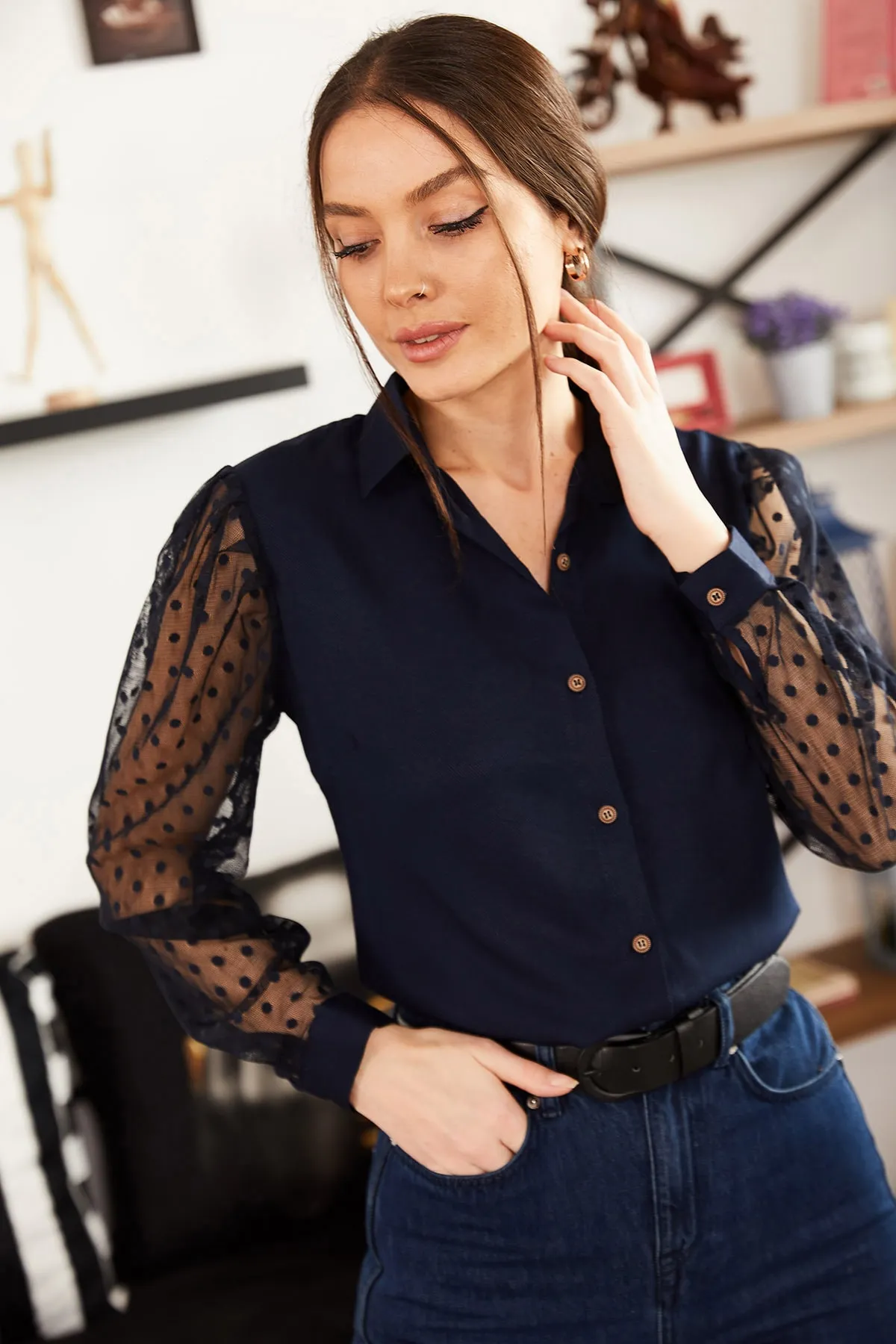 armonika  Damen-Tüllhemd mit marineblauen Ärmeln ARM-20K001068
