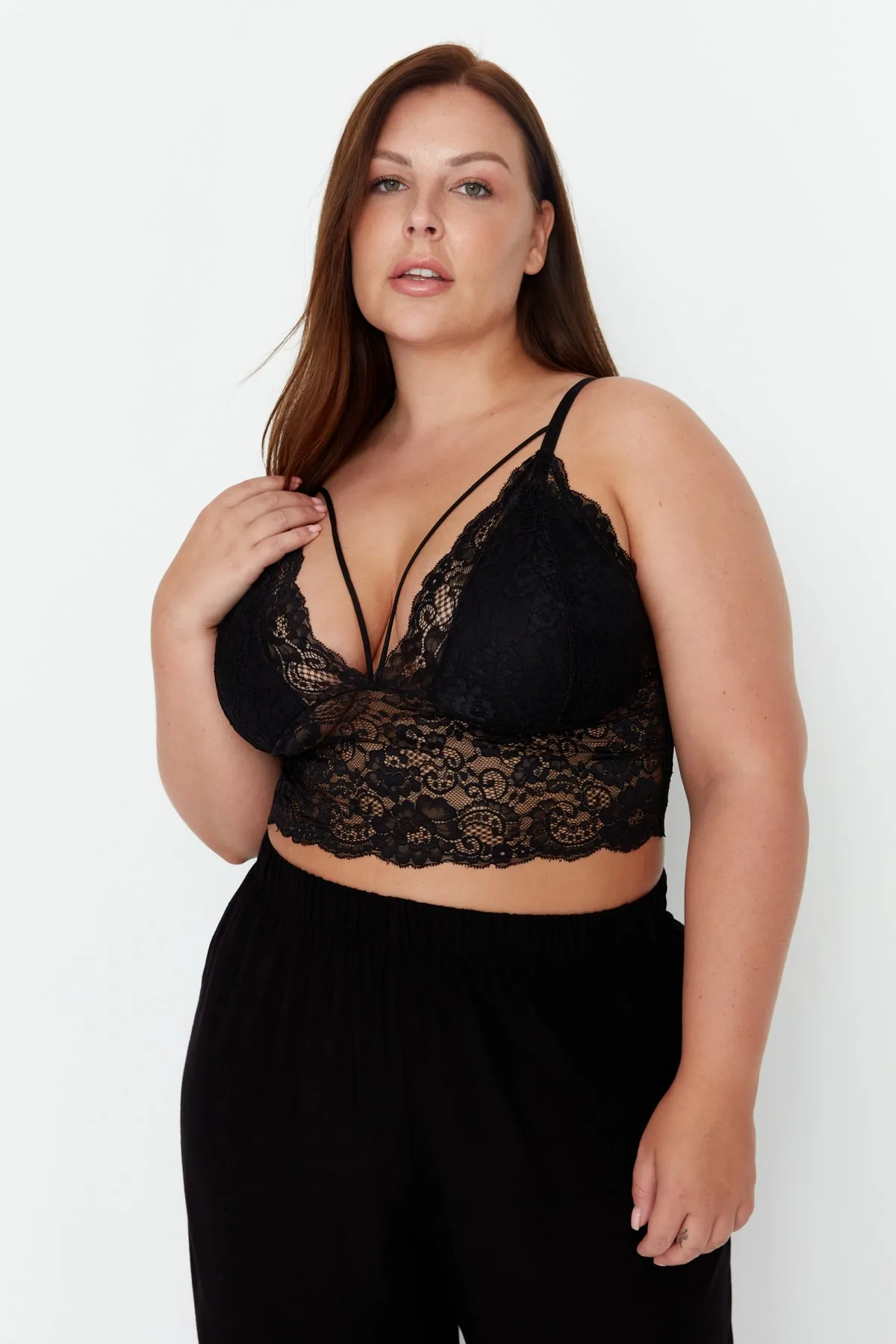 Trendyol Curve  Schwarzes, mit Paspeln überzogenes Spitzen-Bustier in Übergröße TBBAW23CW00000
