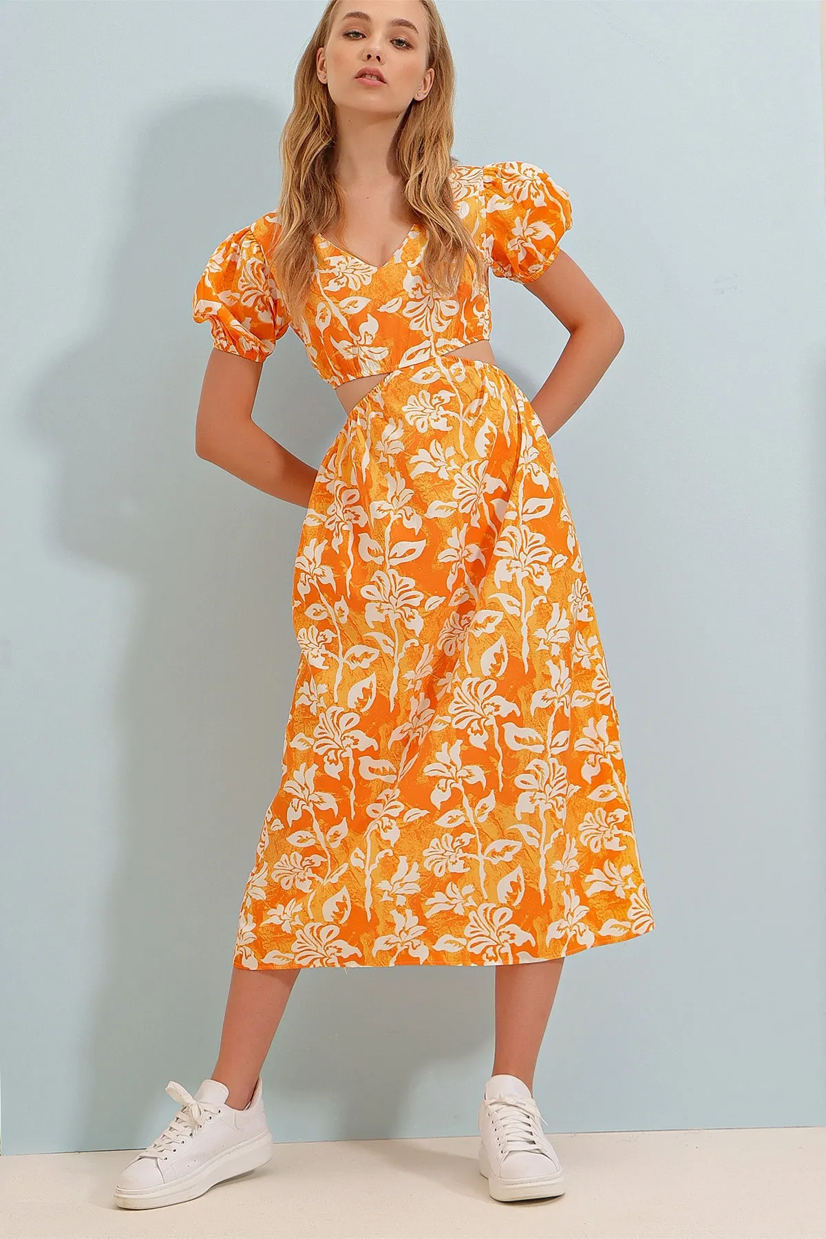 Trend Alaçatı Stili  Orangefarbenes Damen-Popelinekleid mit V-Ausschnitt und Prinzessinnenärmeln und tiefem Ausschnitt mit Blumenmuster in Midi-Größe ALC-X8579