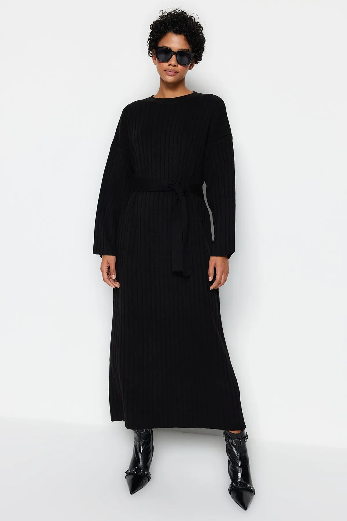 Trendyol Modest  Schwarzes Rippstrickkleid mit Gürtel TCTAW24EB00008