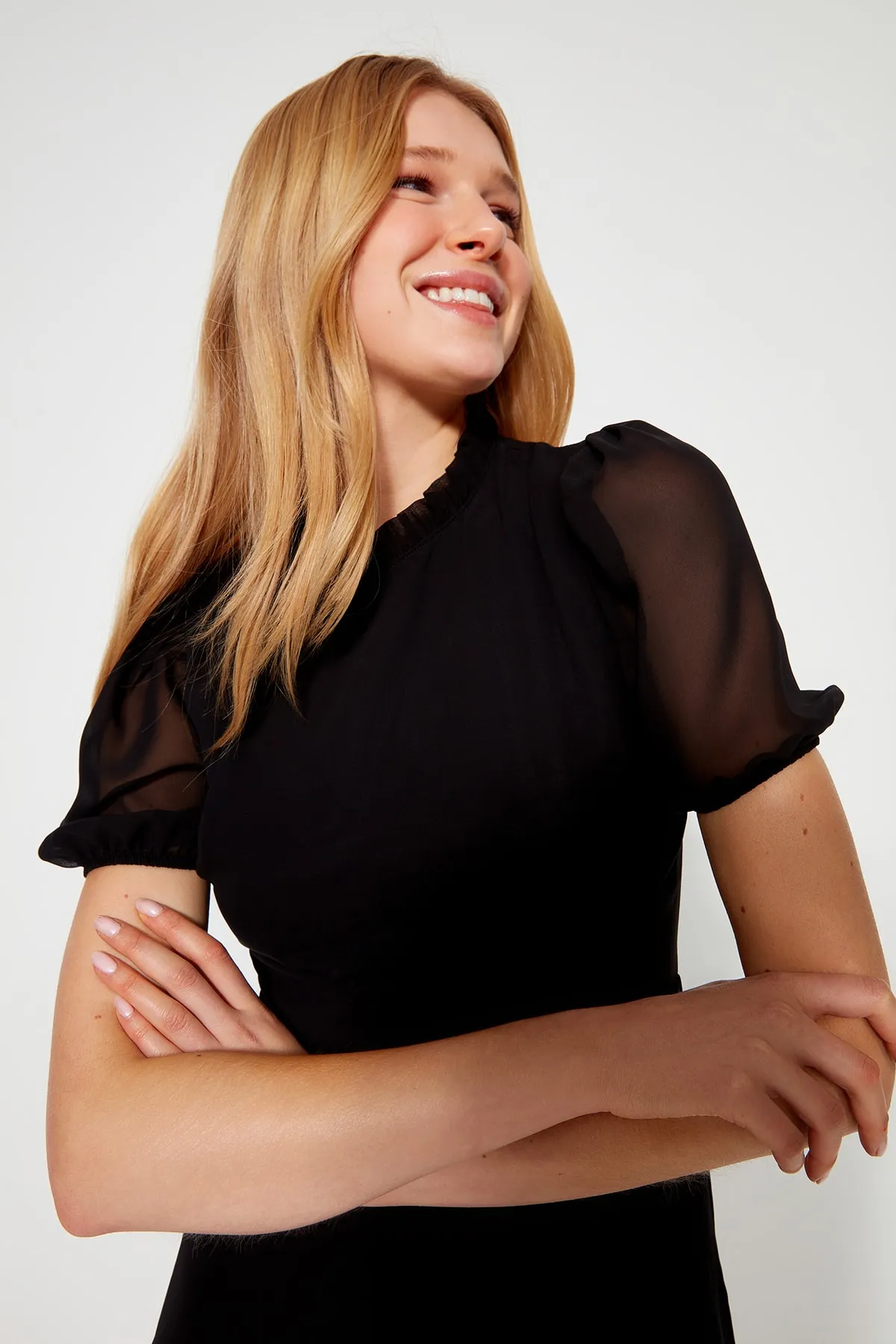 Trendyol Collection  Schwarzes, gerade geschnittenes Rock-Volant-Mini-Chiffon-gefüttertes Webkleid TWOSS23EL00520