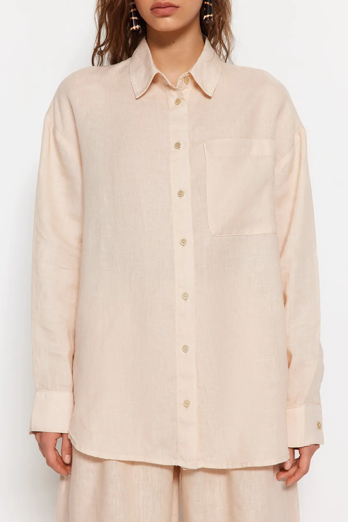 Trendyol Collection  Beigefarbenes Oversize-Hemd aus 100 % Leinen TWOSS23GO00443
