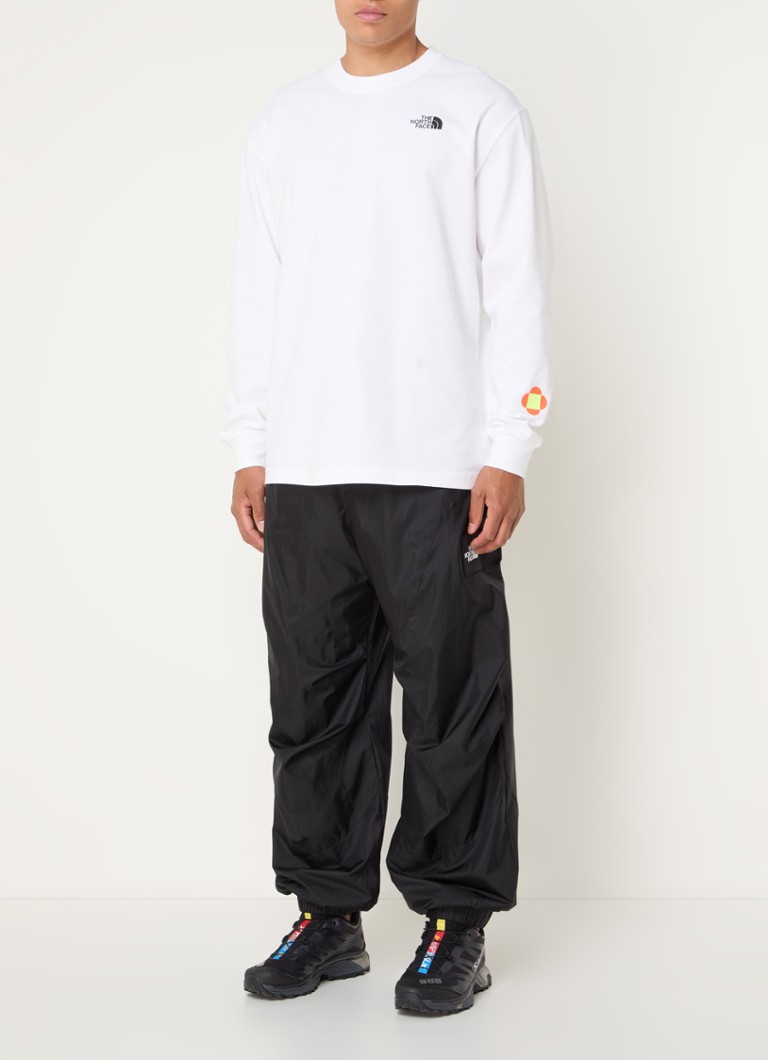Pantaloni slim fit de la The North Face TNF x Yinka Ilori, cu buzunare cu fermoar și logo.