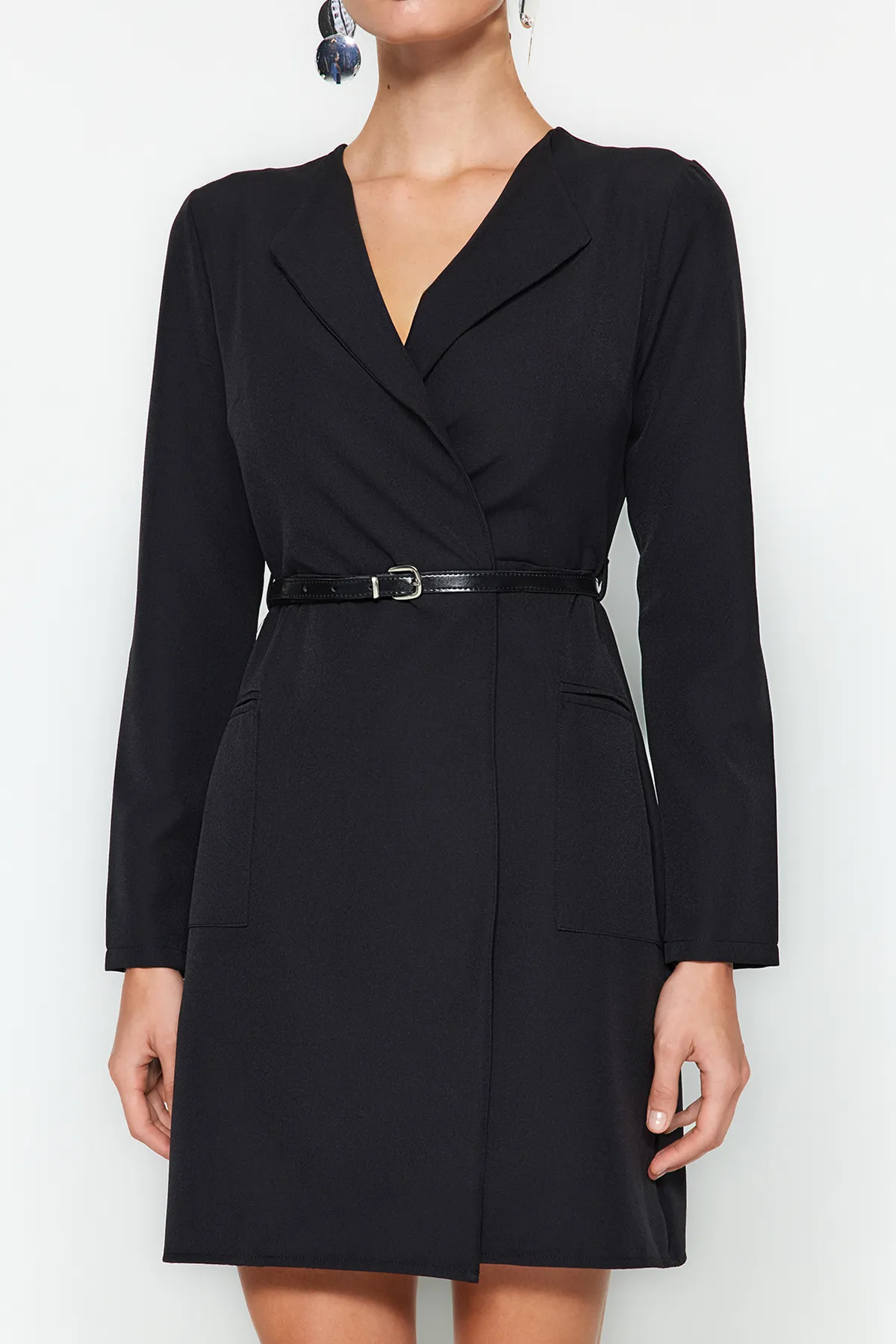 Trendyol Collection  Schwarzes, zweireihiges, gewebtes Mini-Jackenkleid mit Gürtel und Kragen TWOAW24EL00300