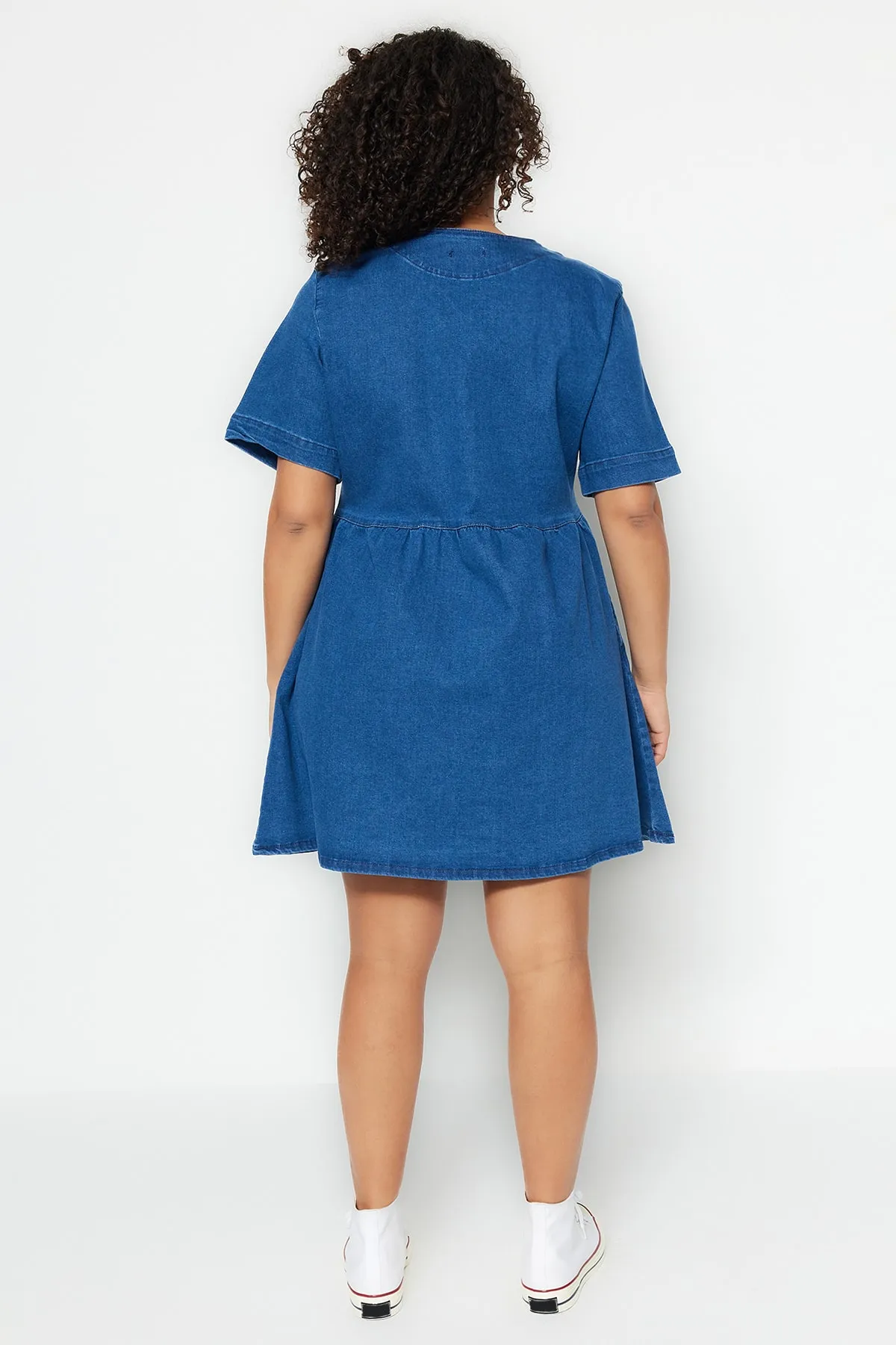 Trendyol Curve  Blaues Jeanskleid mit Taillenöffnung/Skater-V-Ausschnitt TBBSS23AH00078